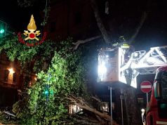 Firenze nella morsa della perturbazione: 45 interventi dei vigili del fuoco. Interrotta anche la tramvia