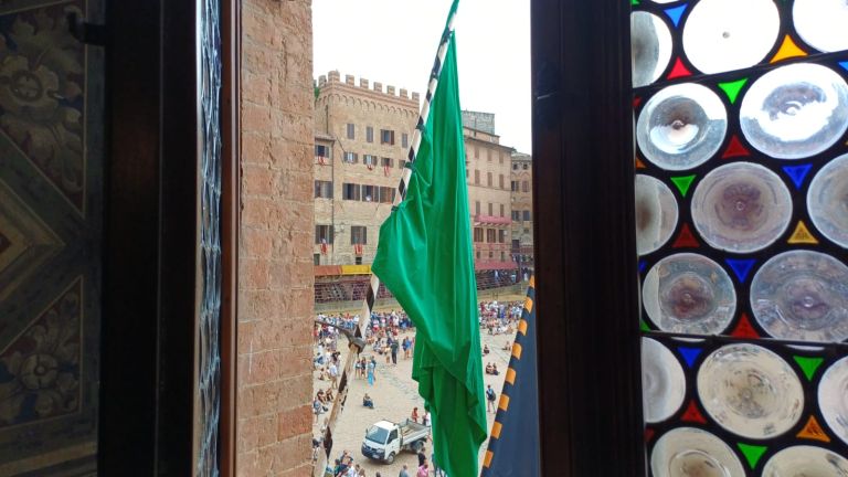 Palio di Siena. Pioggia su piazza del Campo, Carriera rinviata al 17 agosto