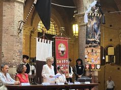 Palio di Siena. Svelato il Drappellone: la firma di Teodora Axente tra fede, arte e libertà