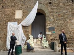 A Montalcino il giorno del “sì” per Damiano David e Dove Cameron tra ortensie e calle bianche