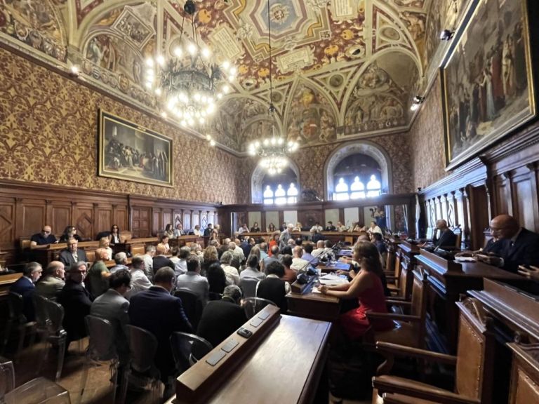 Mps. Difendere integrità e radicamento. Il Consiglio comunale di Siena approva all’unanimità un documento sulla Banca