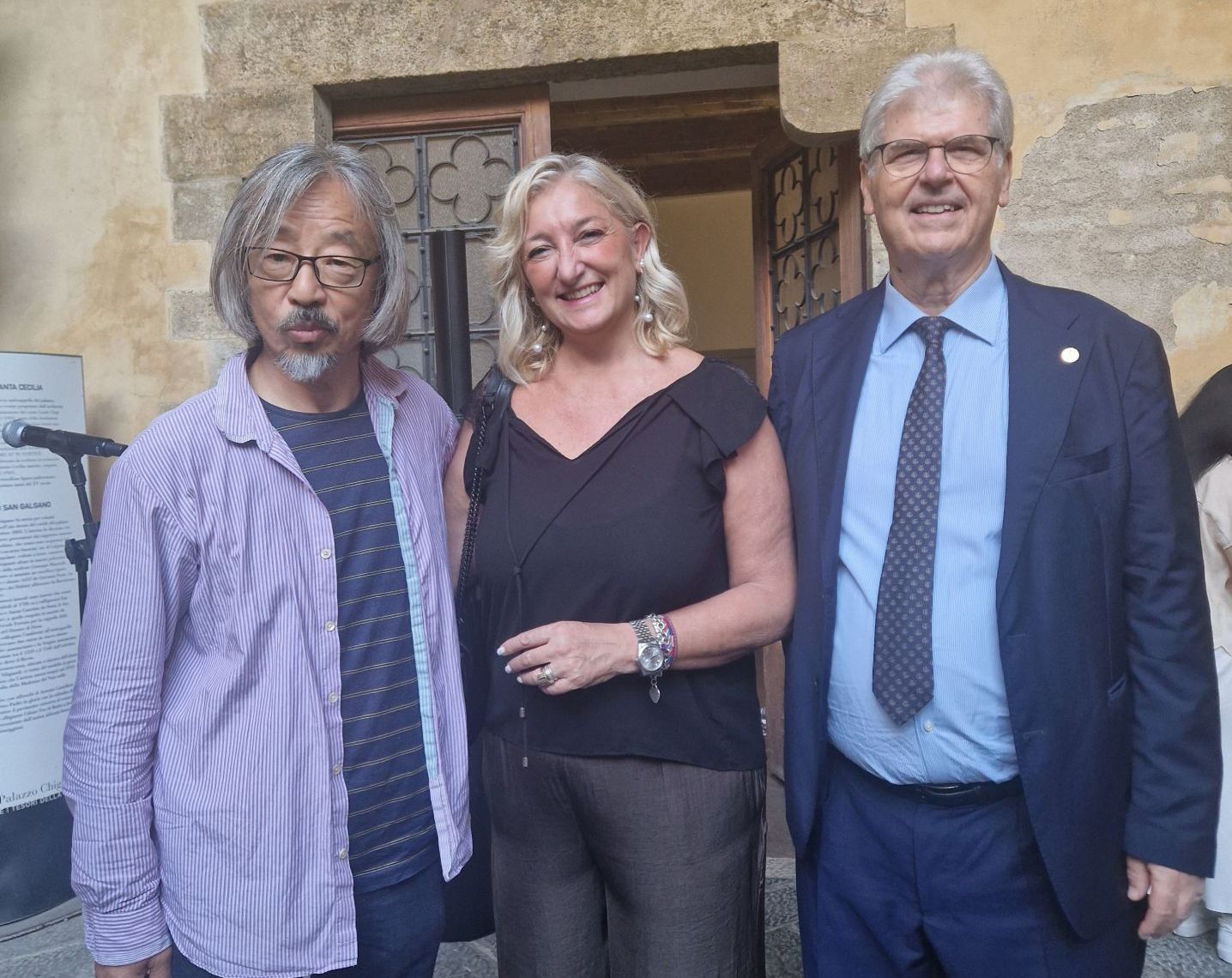 Da destra, il presidente Riccardo Coppini e la vicepresidente Monica Barbafiera della Fondazione Mps con il maestro Huang Rui