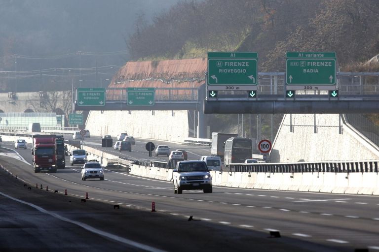 In Autostrada contromano per 50 chilometri. Sotto effetto di cannabis. Tedesca arrestata