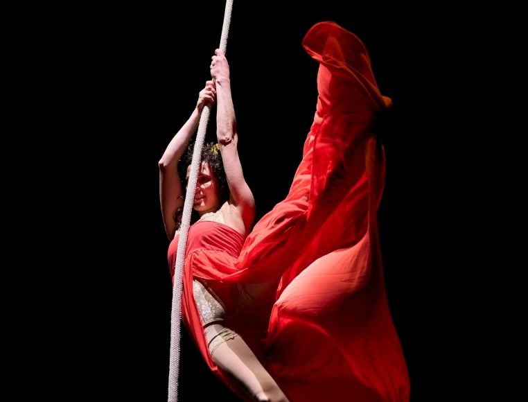 antitesi teatro circo