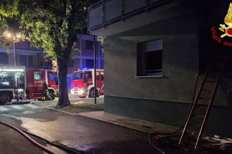 Tragedia a Lucca, incendio nella notte a San Vito: due morti e 13 feriti. Gravissima una donna