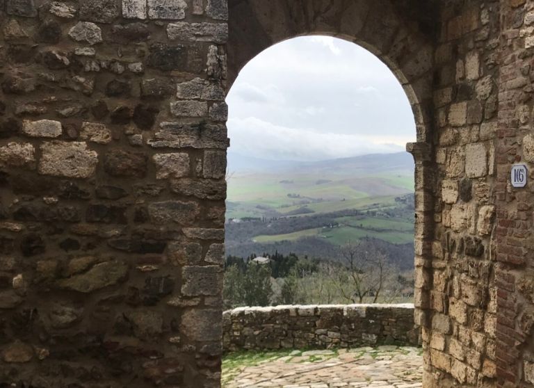 A spasso con la scienza in Val d’Orcia. Passeggiata d’autore da San Quirico a Bagno Vignoni
