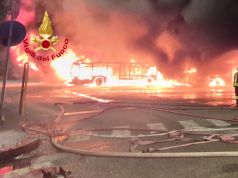 Maxi-incendio nel deposito di Autolinee: distrutti 19 autobus. Possibili disagi sul servizio del trasporto pubblico