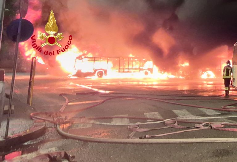Maxi-incendio nel deposito di Autolinee: distrutti 19 autobus. Possibili disagi sul servizio del trasporto pubblico