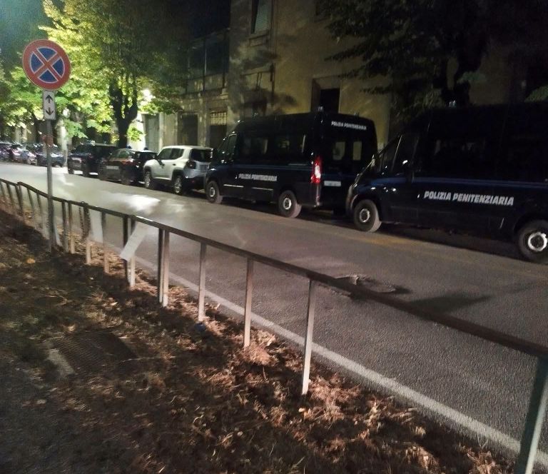 Pisa, rivolta in carcere: la protesta per le microspie e la tensione all’esterno