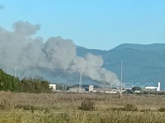 Incendio allo Ecoacciai, notte di lavoro per i vigili del fuoco: rogo partito da scarti di lavorazione