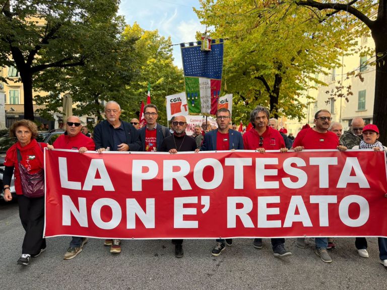 In 20 mila contro i pacchetti sicurezza: la sfilata della Cgil a Massa