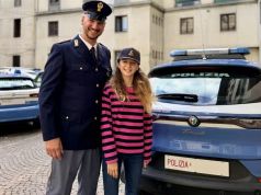 Rischia di soffocare, bambina salvata da un agente di polizia fuori servizio L'agente di polizia con la piccola Clio
