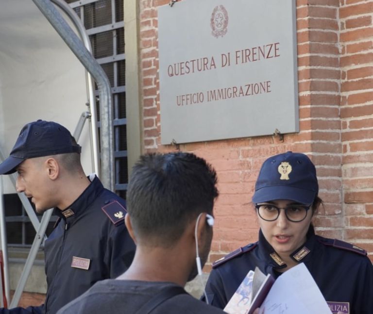 Fino a 100 euro per un posto davanti alla Questura: dieci indagati per minacce ed estorsioni