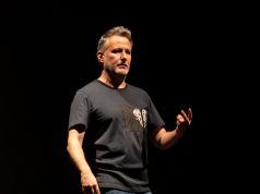 Autoritratto. Davide Enia al Teatro Nuovo con una riflessione sul rapporto tra mafia e memoria