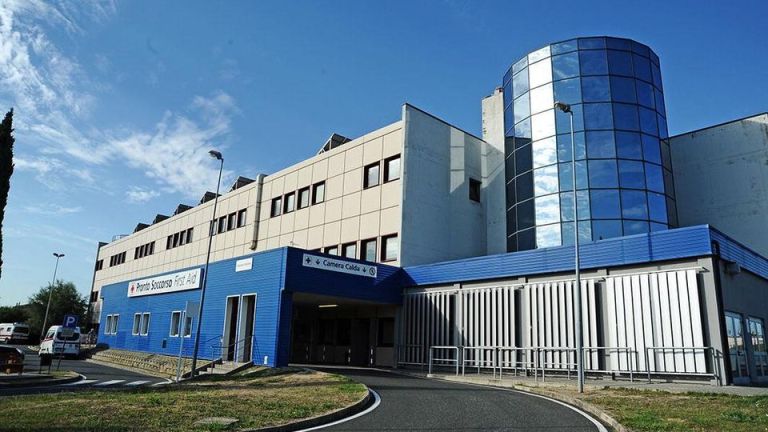 Coppia al pronto soccorso con un neonato morto dentro un sacchetto: avviate le indagini
