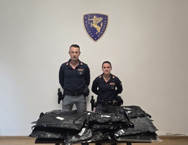 Droga in A1, trasportava 14 chili di marijuana nel bagagliaio: arrestato dalla Polizia