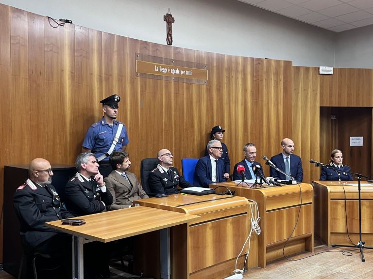 Faida tra famiglie a Poggibonsi: 5 arresti per rapine, risse con machete e sequestro di persona
